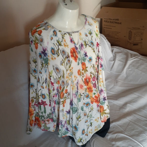 Charlie B New Beautiful Flowy Flower Blouse Tunic - Picture 14 of 16
